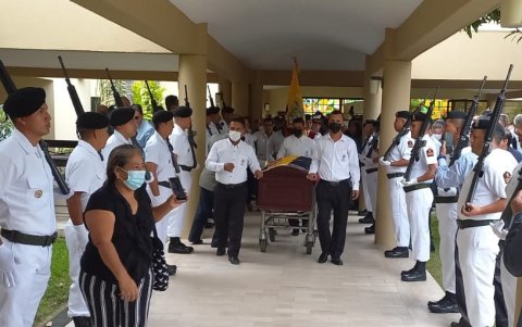 Los marinos le rindieron honores.