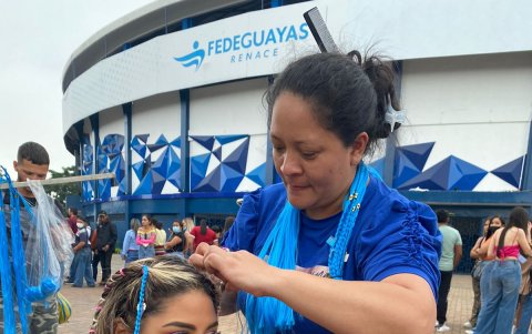 Algunas chicas se animaron a último momento a colocarse trenzas color turquesa