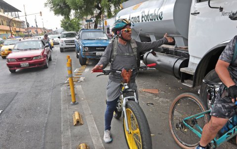 Irrespeto. Durante el día los carros también se parquean en la ciclovía.