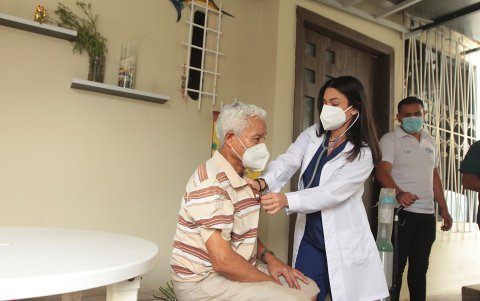 Paciente.- El servicio de doctores a domicilio se solicitan más para los adultos mayores.