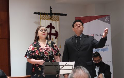 Ópera. La soprano Vanessa Regalado y el barítono Álex Rodríguez deleitaron el evento con interpretaciones de conocidas canciones de ópera.