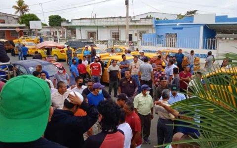Ayer, un grupo de taxistas acudió hasta el Consejo de la Judicatura en Santa Elena a presentar un amparo constitucional