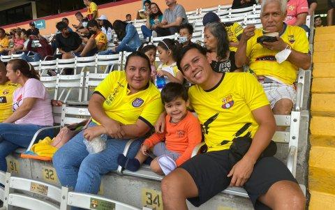 La mamá, el hijo y el esposo de Iliana Bowen en el estadio alentándola.