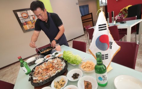 Restaurantes. Los platos se caracterizan por su picante y por servirse en porciones. La mayoría se come con palillos metálicos.