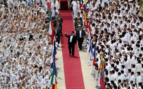 Guadalajara. El líder de la iglesia La Luz del Mundo, se pasea por la pasarela de la sede de su iglesia en México en agosto de 2018.
