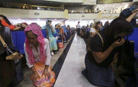 Guadalajara. Un grupo de seguidores de la iglesia La Luz del Mundo, en una de sus jornadas de cultos, tras la detención de su líder Naasón Joaquín García.