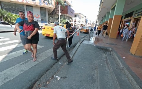 Panorama. En la calle Colón, a pocos metros, las pendientes presentan deterioro, que ponen en riesgo de caer a los peatones.