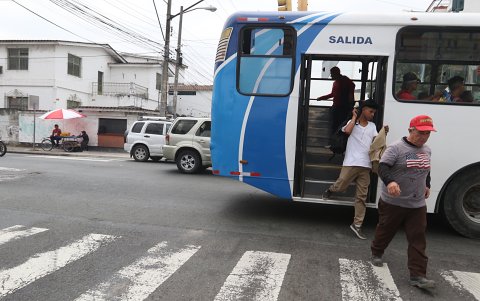 Muchos pasajeros y, a su vez, conductores, aprovechan la luz roja para bajar de la unidad de transporte.