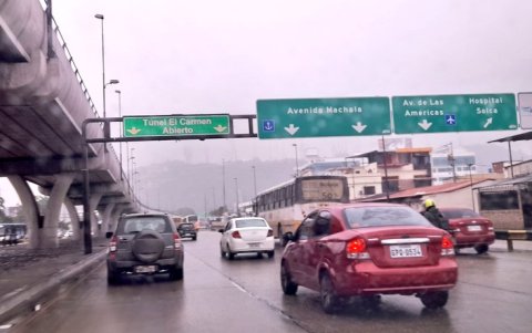 En algunos sectores, la ligera lluvia provocó congestionamiento vehicular.