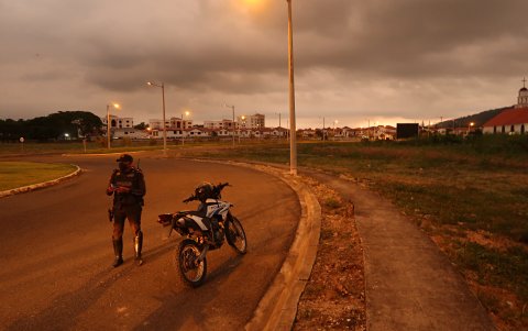 2.Poco patrullaje. Las vías de la urbanización Terranostra se  observan solitarias y son muy pocos los policías que patrullan. La inseguridad se ha adueñado de la ciudadela.