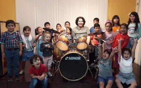 Clase. Los niños del conservatorio Niccolo Paganini son los más felices con el regreso a las clases presenciales, para tocar sus in