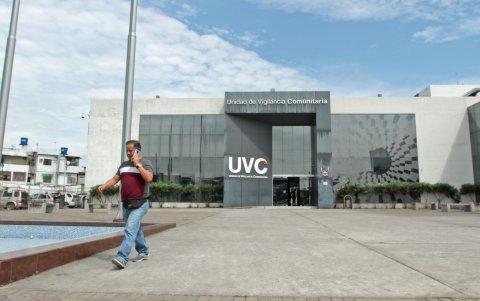 Operatividad. En esta unidad de vigilancia comunitaria había varios agentes, pero ninguno cumplía la función de controlar el acceso.