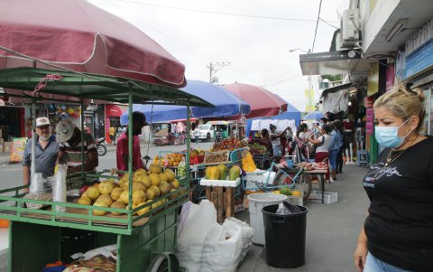 Debido a la ausencia de un mercado en el sitio, muchos comerciantes informales se sitúan en la calles.