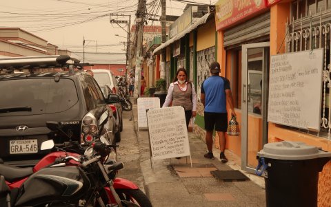 Las veredas han sido invadidas por informales, vehículos mal parqueados y otros elementos que reducen el espacio público al peatón.