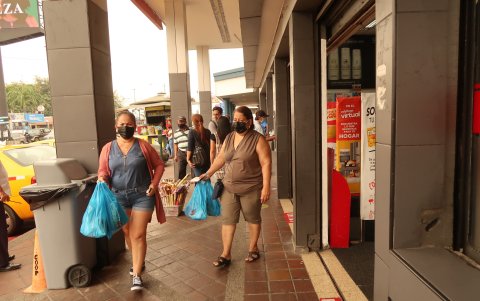 Los informales se han tomado los pasillo, incluso, de los locales comerciales. Los peatones no pueden caminar tranquilos.