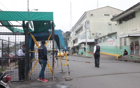 Hace unos meses se hizo público el caso de un hombre baleado que permanecía internado en el hospital Luis Vernaza y la captura de 18 individuos en el parqueadero por portar armas.