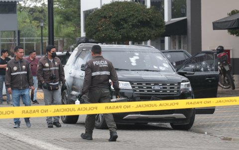 Así quedó el vehículo de la víctima baleada en Plaza Milann.