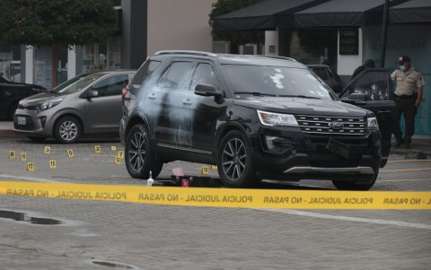 Aunque el vehículo está blindado, el conductor resultó herido en la espalda y cuello.