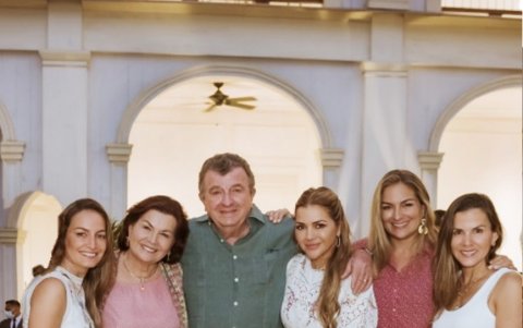 El empresario guayaquileño en compañía de su esposa e hijas