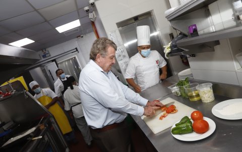 Cheché en su faceta culinaria.