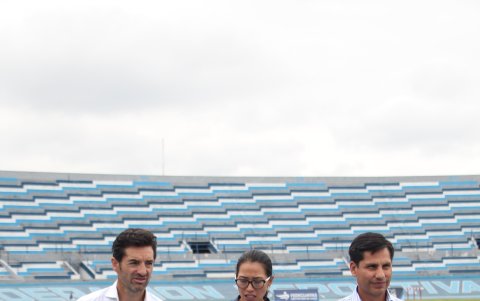 Paquillo Fernández (i), junto a su pupila Johana Ordóñez (c) y Jefferson Pérez (d) en el estadio Alberto Spencer.
