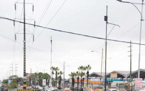 El redondel ubicado a la altura de la avenida Enrique Grau e Isidro Ayora sirve de botadero de basura.