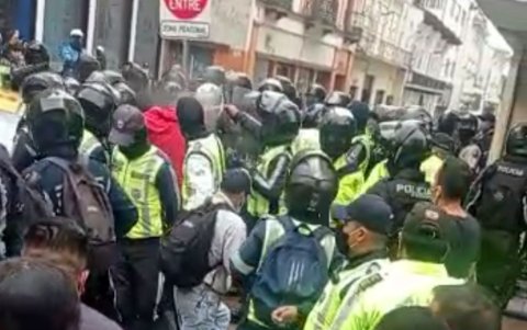 La pelea de la policía en Quito.