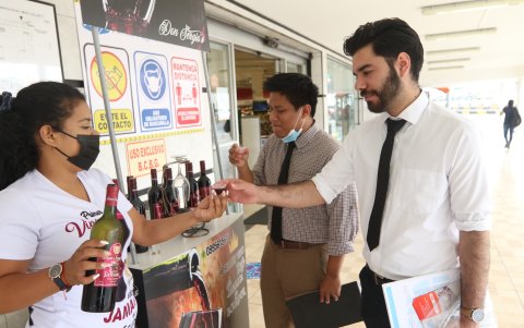 Vino. En Plaza Quil se vende el vino de la flor de la jamaica.