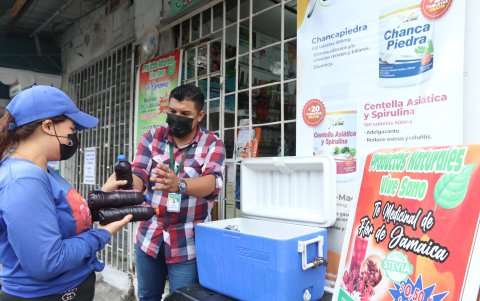 Té. En los semáforos también se ofrece la bebida de la flor de jamaica.