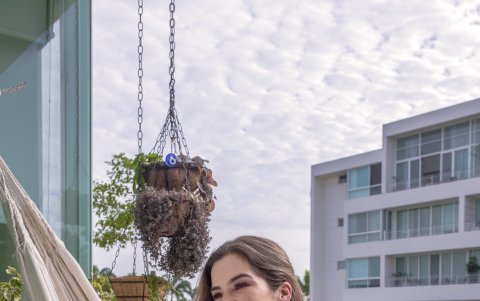 Sus propuestas son variadas, desde bowls, cuencos y  tablitas para picar o servir piqueos, hasta porta velas.