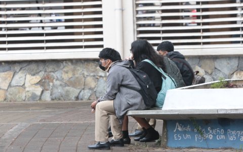 Un grupo de estudiantes de la unidad educativa Vicente Rocafuerte observa a otros compañeros jugar e interactuar en la hora de recreo.