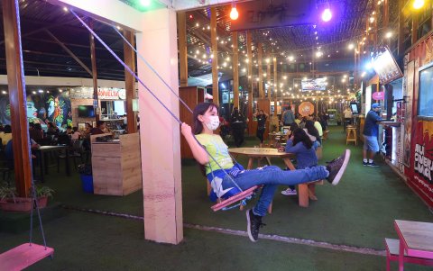 Hay zonas donde los jóvenes pueden divertirse.  Mientras que las familias suelen fotografiarse luego de disfrutar de la comida.