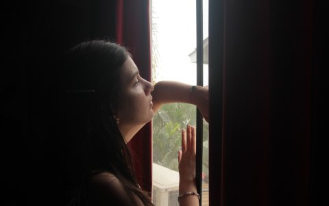 Los jóvenes se sienten aprisionados dentro de sus hogares.