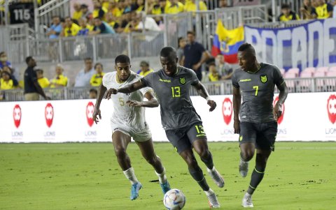 Enner Valencia (13) y Pervis Estupiñán (7) contra Steven Pereira (5) en un amistoso jugado en el 2022.