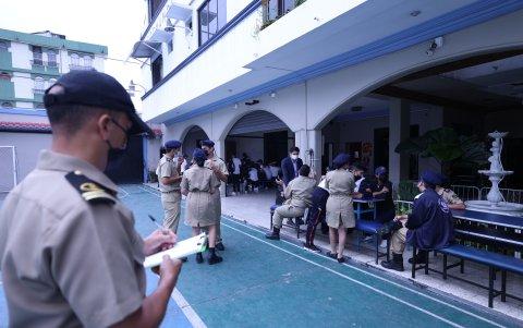 Los inspectores de la Academia Naval Visión realizan controles durante la jornada escolar.