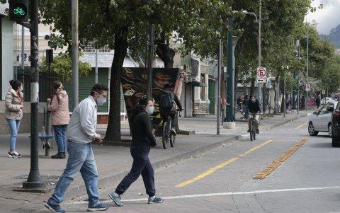 Quito. La inseguridad vial obliga a los ciclistas a rodar incluso sobre la acera.