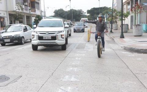 Trazado. La falta de señalética dificulta el paso en las rutas de Guayaquil. Los ciclistas tienen que adoptar el rol de vigilantes para intentar tener algo de seguridad.
