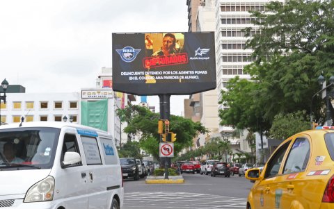 Una de las vallas que muestra los rostros de detenidos en flagrancia está ubicada en la avenida 9 de Octubre y la calle Tulcán.