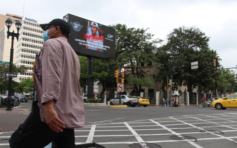 Pocos son los transeúntes que se detienen a mirar el contenido de las vallas.