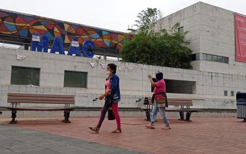 Realidad. Diferentes ciudadanos todavía se sorprenden por los sellos.