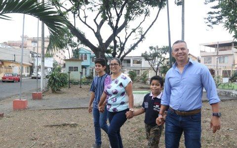 Familia. Galo pasea junto a su familia en el parque del barrio.