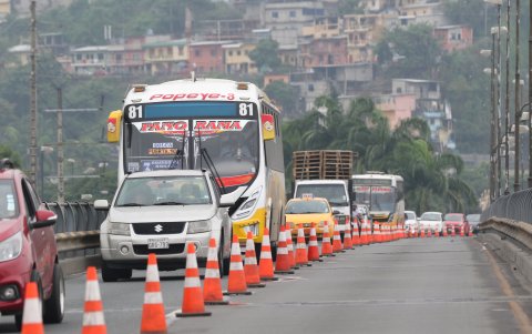 En el puente de la Pedro Menéndez, en el sentido que va hacia La Puntilla y Durán, este es tráfico actual.