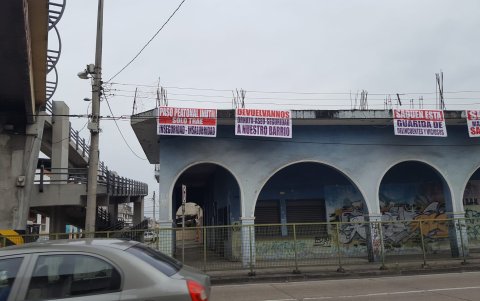 Estos son los letreros que han sido colocados en la estructura y casas aledañas.
