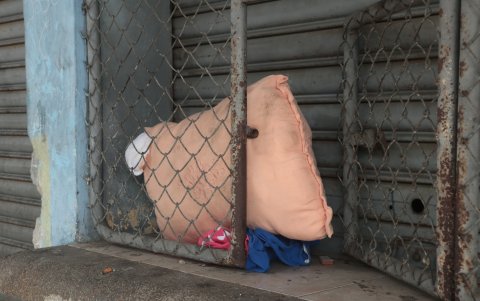 Almohadas y colchonetas están arrumadas y escondidas en diferentes puntos de la estructura.