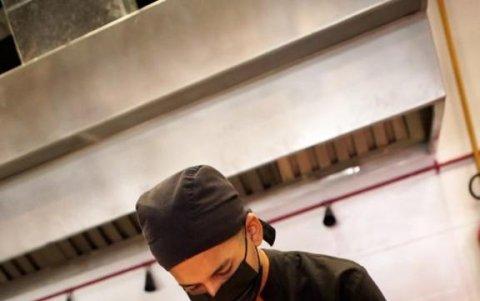 El chef Érick Salazar muestra los mejores cortes para una parrillada.