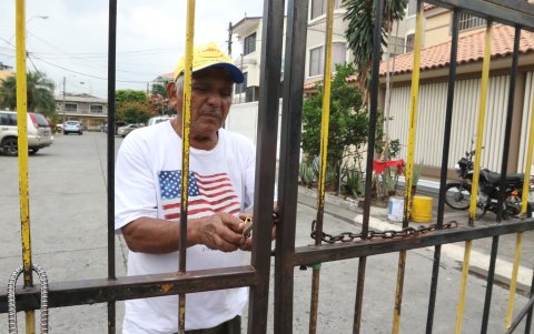 Las puertas de fierros son aseguradas con grandes candados, durante las noches. Personas desconocidas son impedidas de ingresar a la zona. Pese a ello, los delincuentes se las ingenian para treparlas.