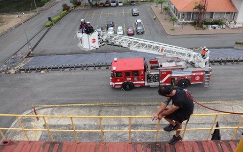 Durante las prácticas se utilizaron vehículos escalera para el rescate de víctimas en las alturas.