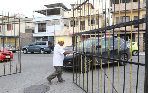 Los guardias son los encargados de abrir y cerrar las rejas colocadas en las manzanas.