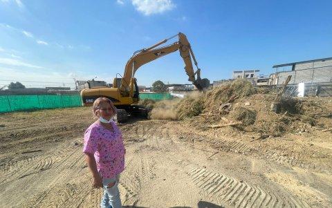 La representante de los comerciantes estuvo en el lugar viendo el avance de la obra
