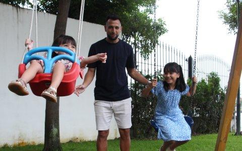 El defensor del Bombillo disfruta los momentos libres con sus hijas en el parque.